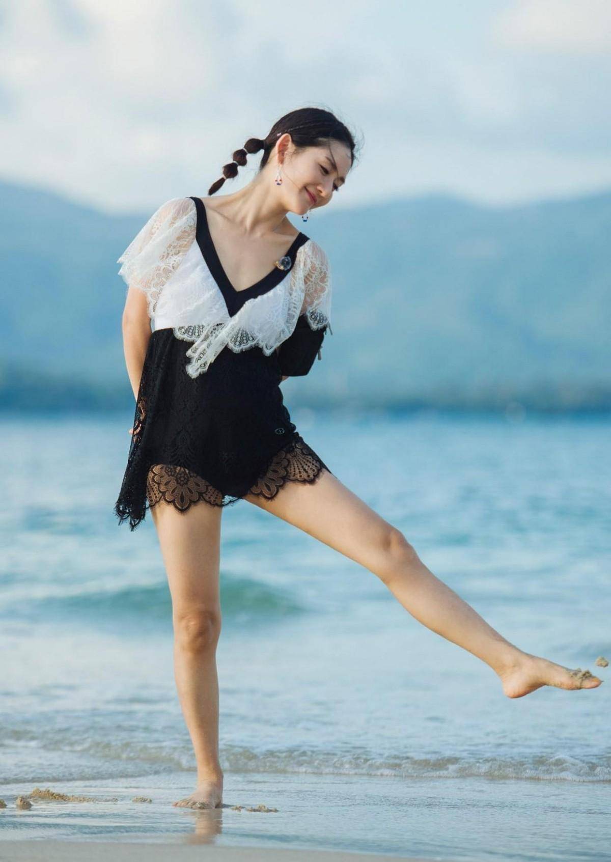 42岁谢娜海滩秀身材,穿蕾丝泳衣吸睛,大长腿不像三娃妈妈_风格_服装