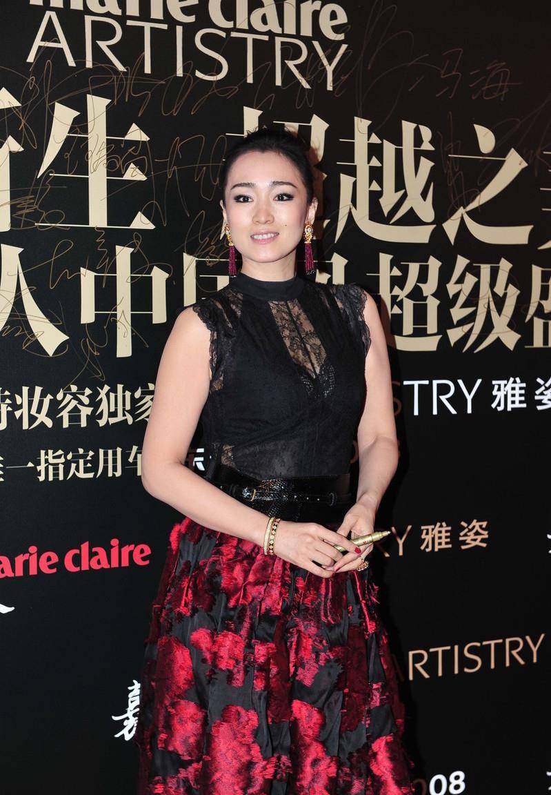 巩俐得有130斤,穿蕾丝不媚俗且一身黑显瘦高级,张艺谋高攀不起_身材