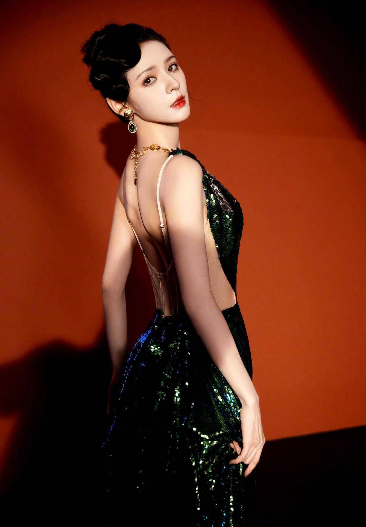 张予曦是"世界上最美丽的人",身穿蕾丝裙的她看起来美极了,魅力十足