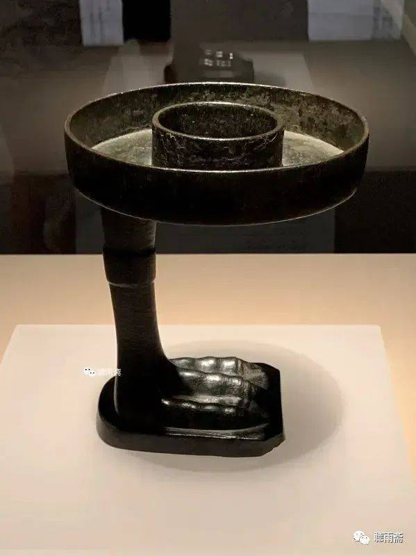 选择所拓器物的最佳角度,画出一个"⊥"形图,然后以它为基础画出线描图