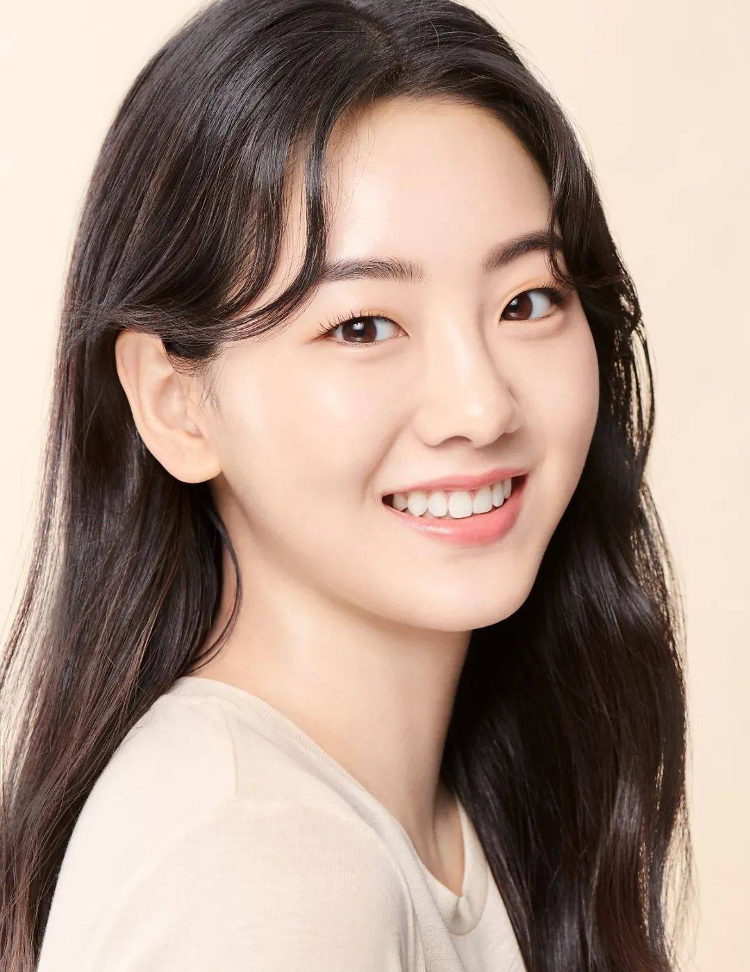 赵怡贤是目前韩国95后女星中的佼佼者,她有着透亮的皮肤和清秀的五官