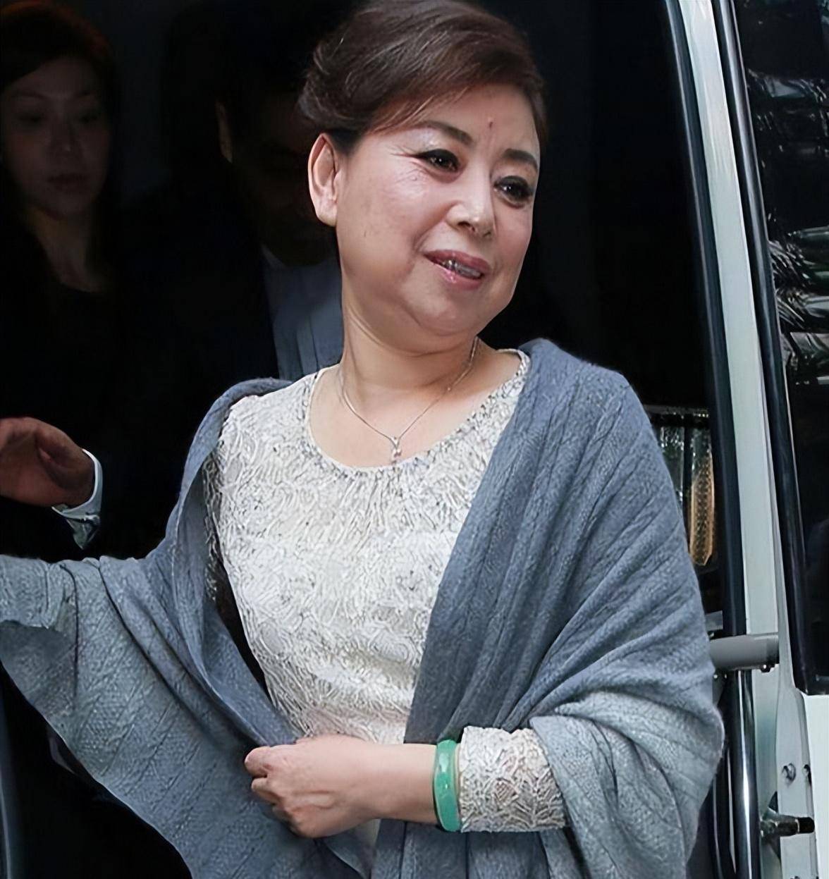 郭晶晶的母亲非常富有,蕾丝拼接缎面裙搭配披肩的她优雅富贵,_衣服