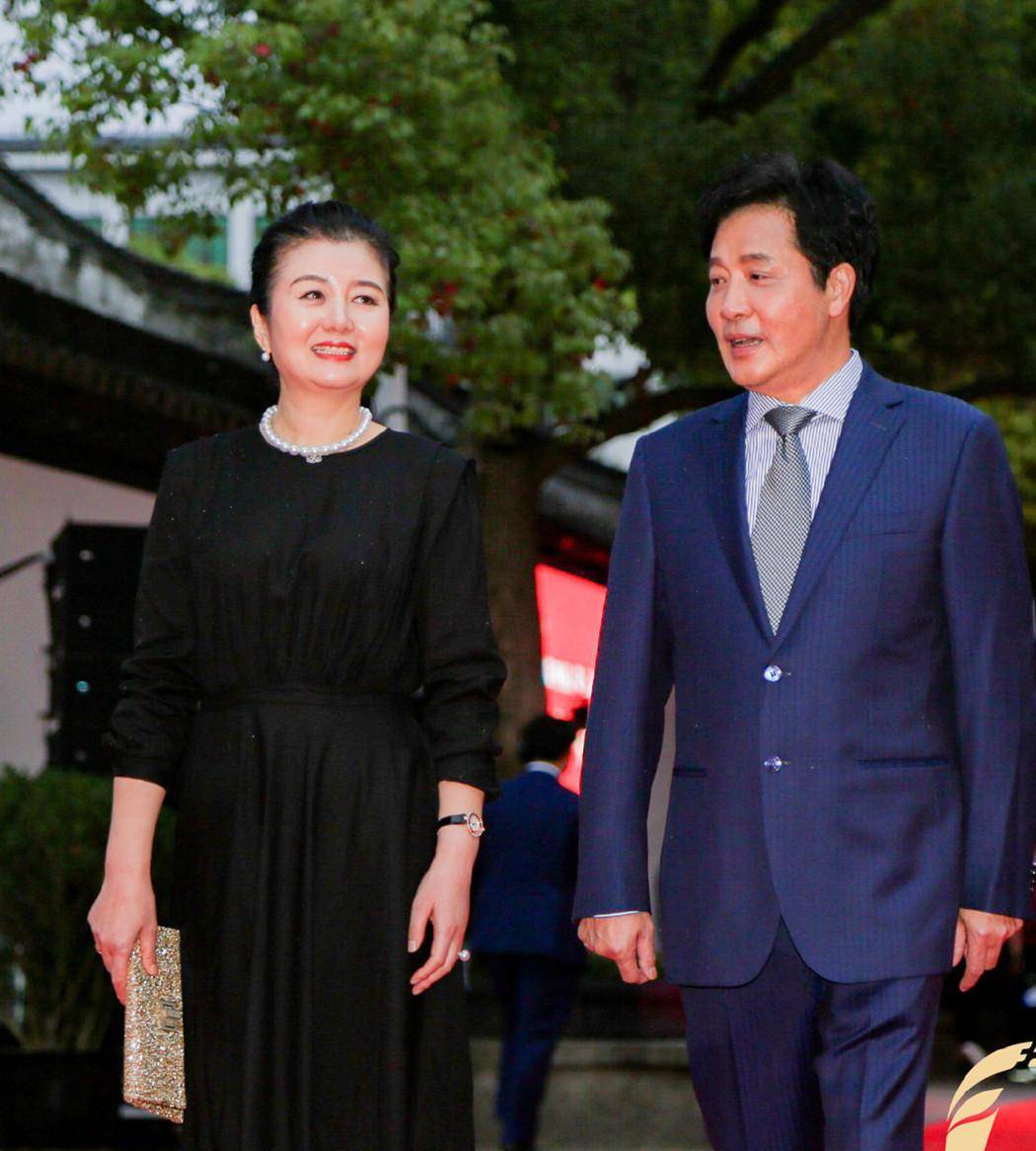 穿旗袍配盘发风华绝代,虽显老却有韵味_款式_郑伟丽_优点