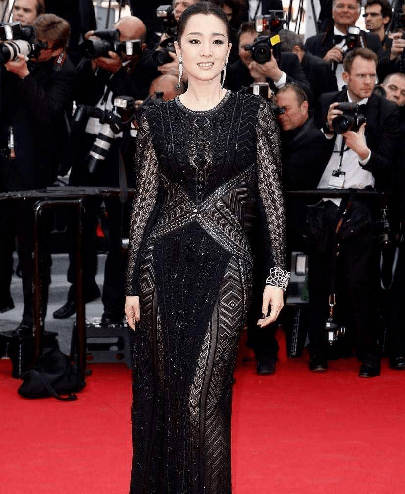 巩俐体重130磅,穿蕾丝不俗气,穿黑色显瘦又优雅,张艺谋后悔过吗_上衣