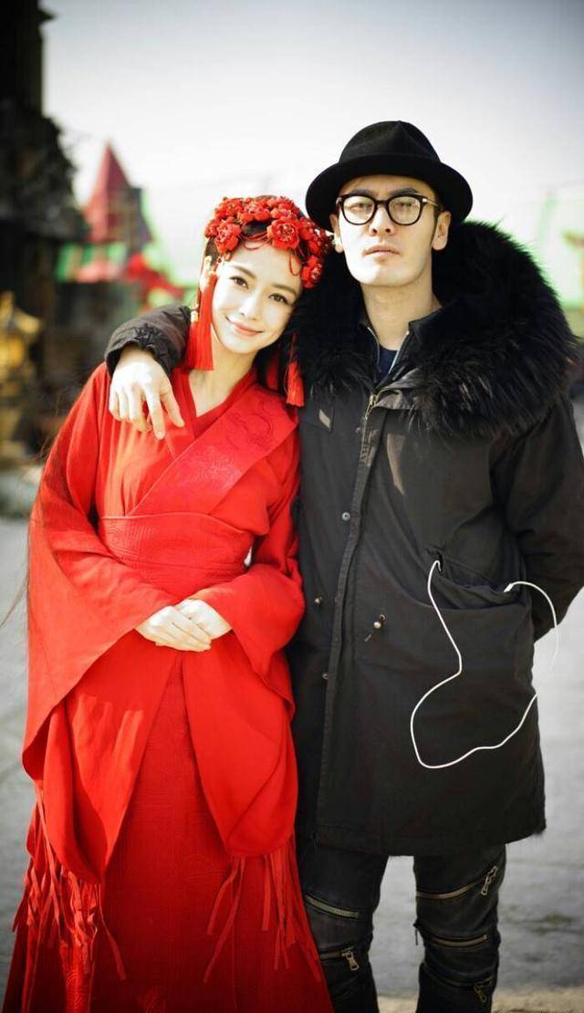 黄晓明掐点为媳妇庆生,baby穿卡通衣抱鲜花,闭眼许愿开心到飞起_杨颖