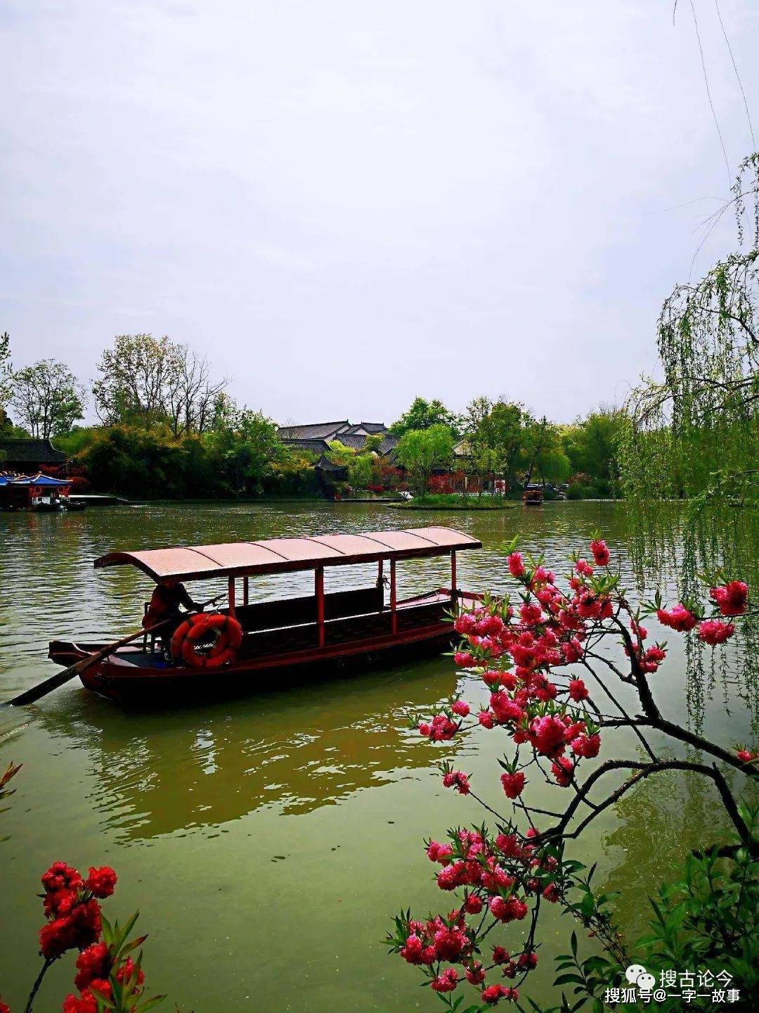 潋滟"2字怎么读,是什么意思,西湖:水光潋滟晴方好_湖面_世界_样子