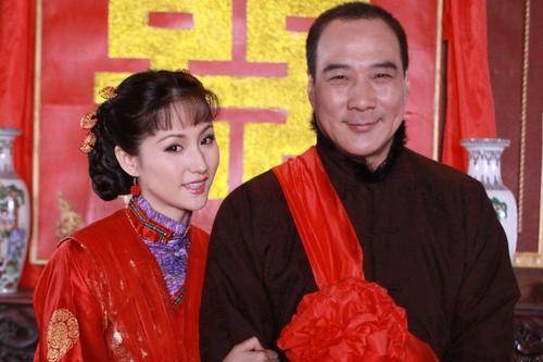 分手后不久,徐少强遇到了第二任女子何淑宽,何淑宽和前妻一样不在娱乐