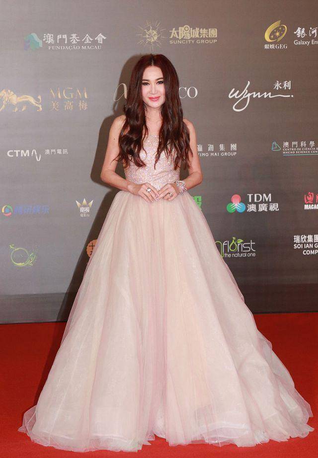 温碧霞对自己可真狠!53岁硬是穿得比23岁还嫩,叫00后咋穿?