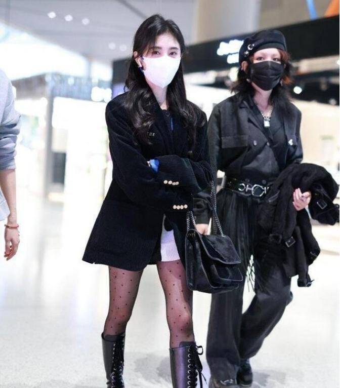 毛呢西装搭配黑色斑点袜,鞠婧祎重新发现靓女魅力!_时尚_气质_女孩子