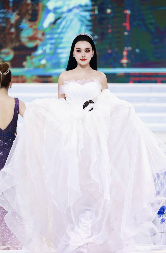 肌理细腻 俏丽若春丨专访李佳欣_时尚_年轻人_身材