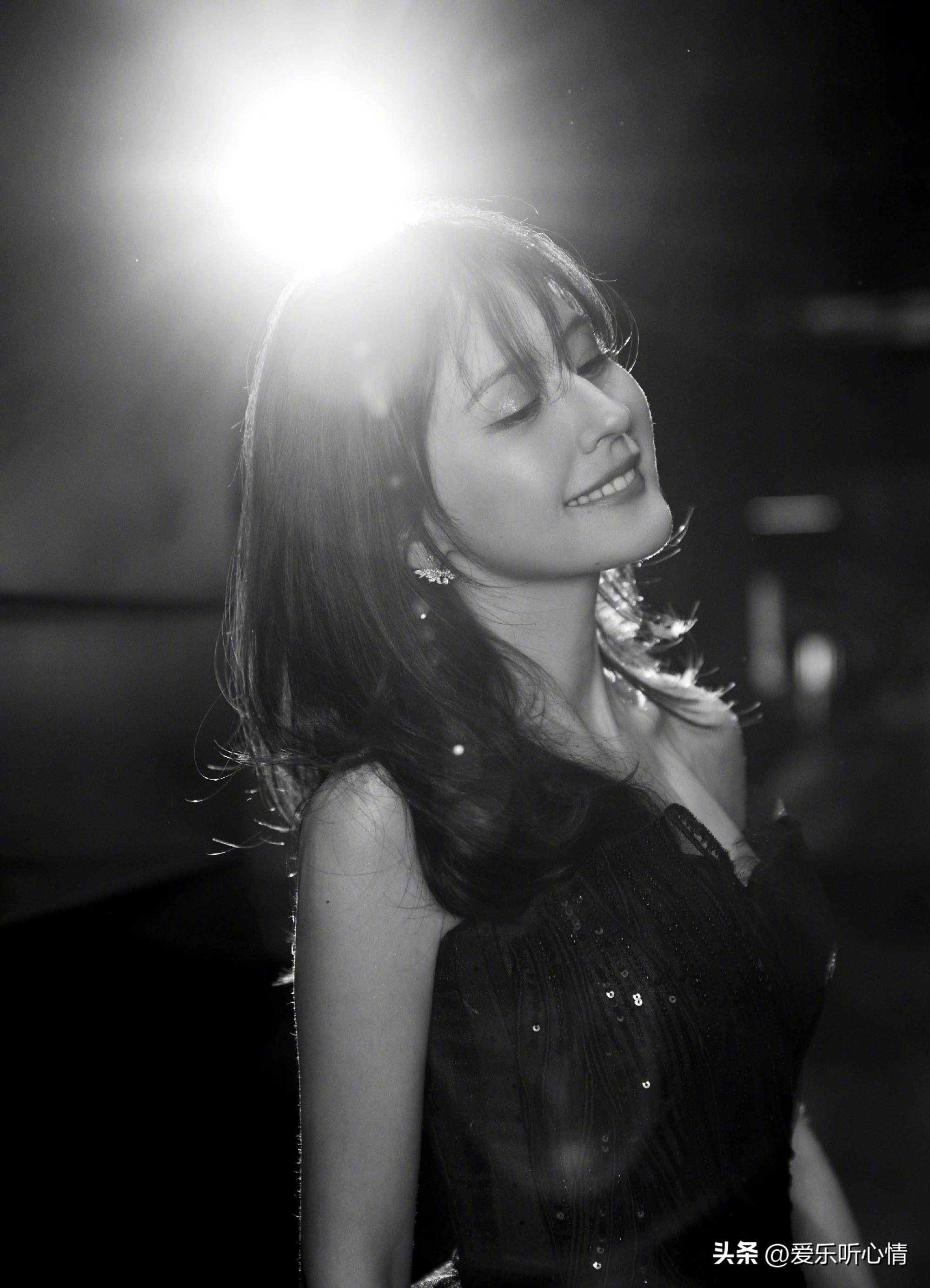 热依扎一袭黑色郁金香纱裙亮相领奖:光影中绽放,恭喜_山海_感觉_作品
