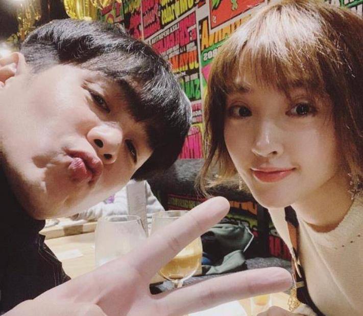 手臂纤细气色佳,露标志性甜美笑容超抢镜_张若昀_女儿_妈妈