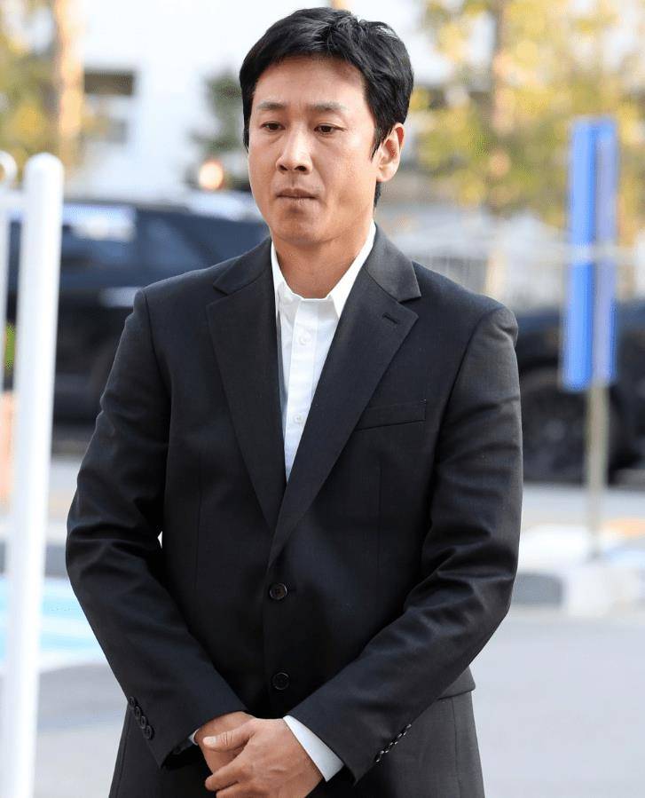 原创李善均涉毒后首次现身,多次鞠躬称对不起家人,遭吐槽像拍电视剧