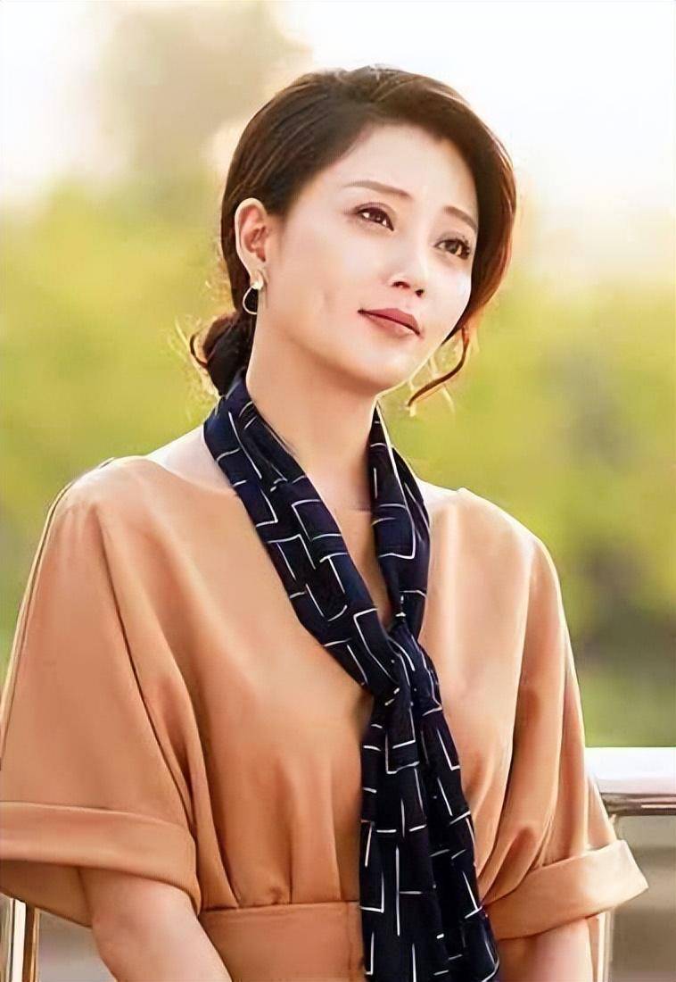 殷桃:我们电视剧奖大满贯获得者,人世间里演技炸裂,再度封后_艺术