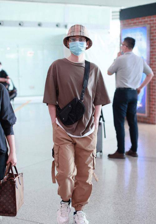 汪苏泷近期机场look,随性又舒适,阳光帅气大男孩_休闲_白色_造型