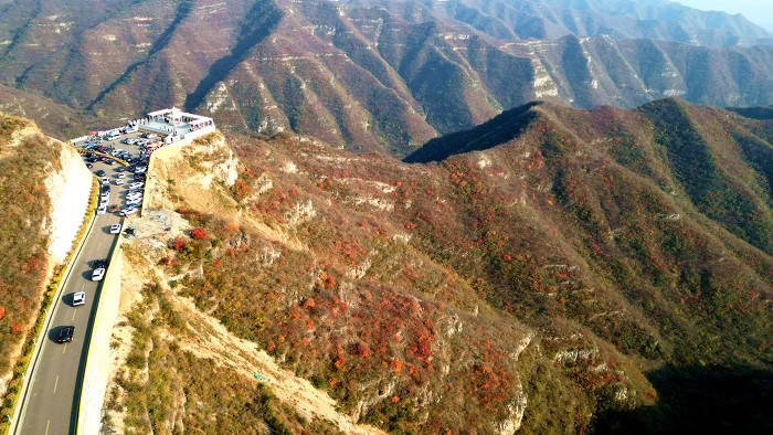 阳泉市太行一号旅游公路平定县娘子关至红崖岭段车辆川流不息时下