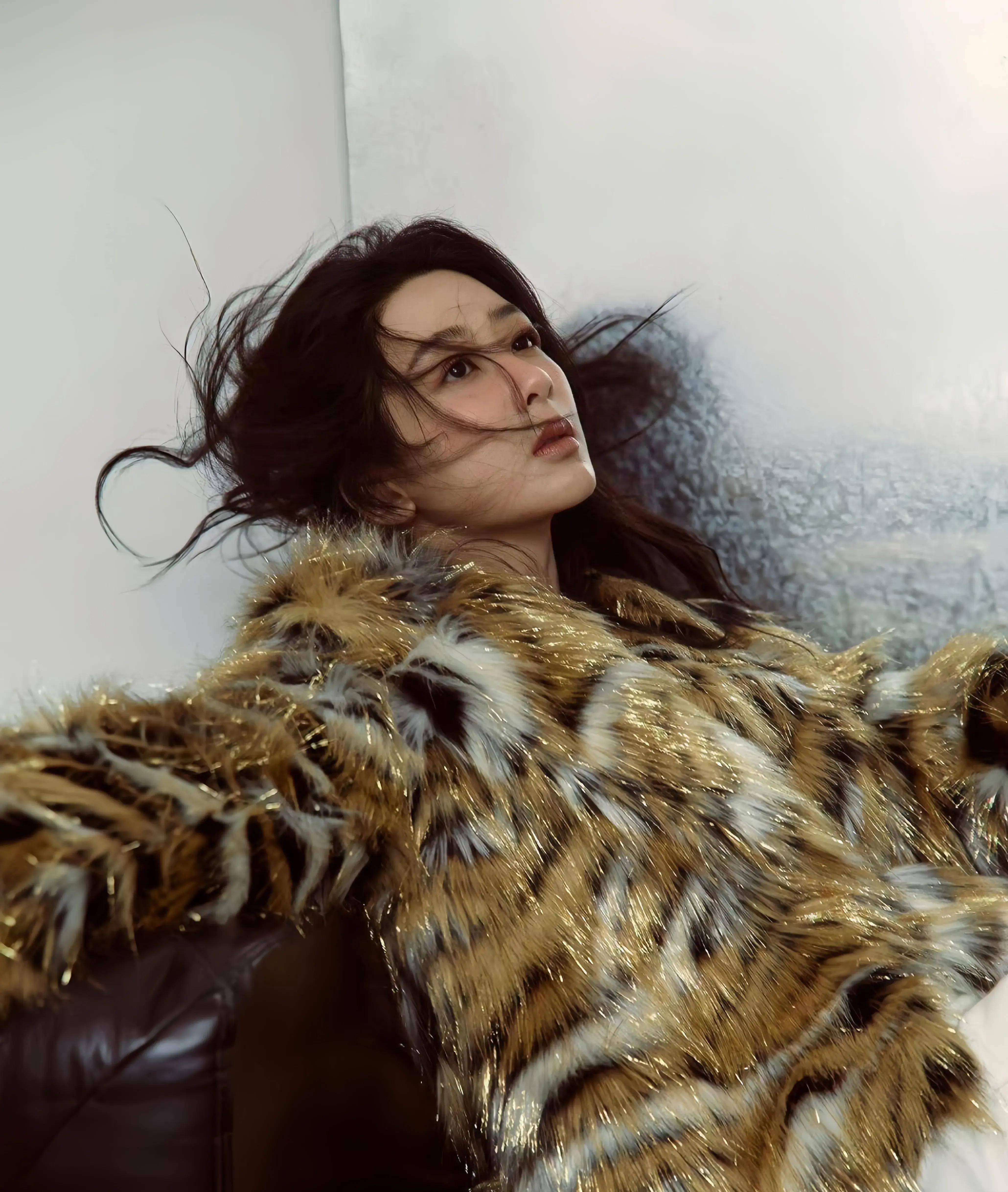 总体而言,《尼龙》杂志照片中杨紫的红色吊袜带搭配红色皮裤,很好地