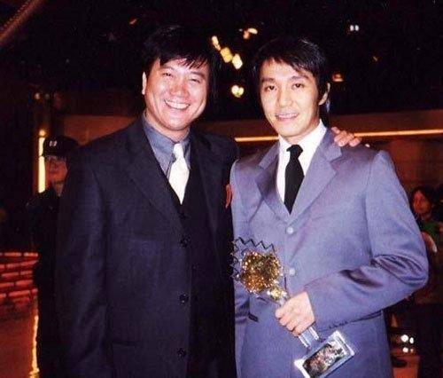 昔日周星驰跟在他身后做小弟,为何万梓良会成到靠小商演赚钱_成为了