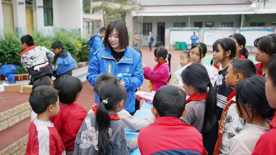 据悉,高原小学位于国家贫困村——平坝区乐平镇青峰村,该学校目前有