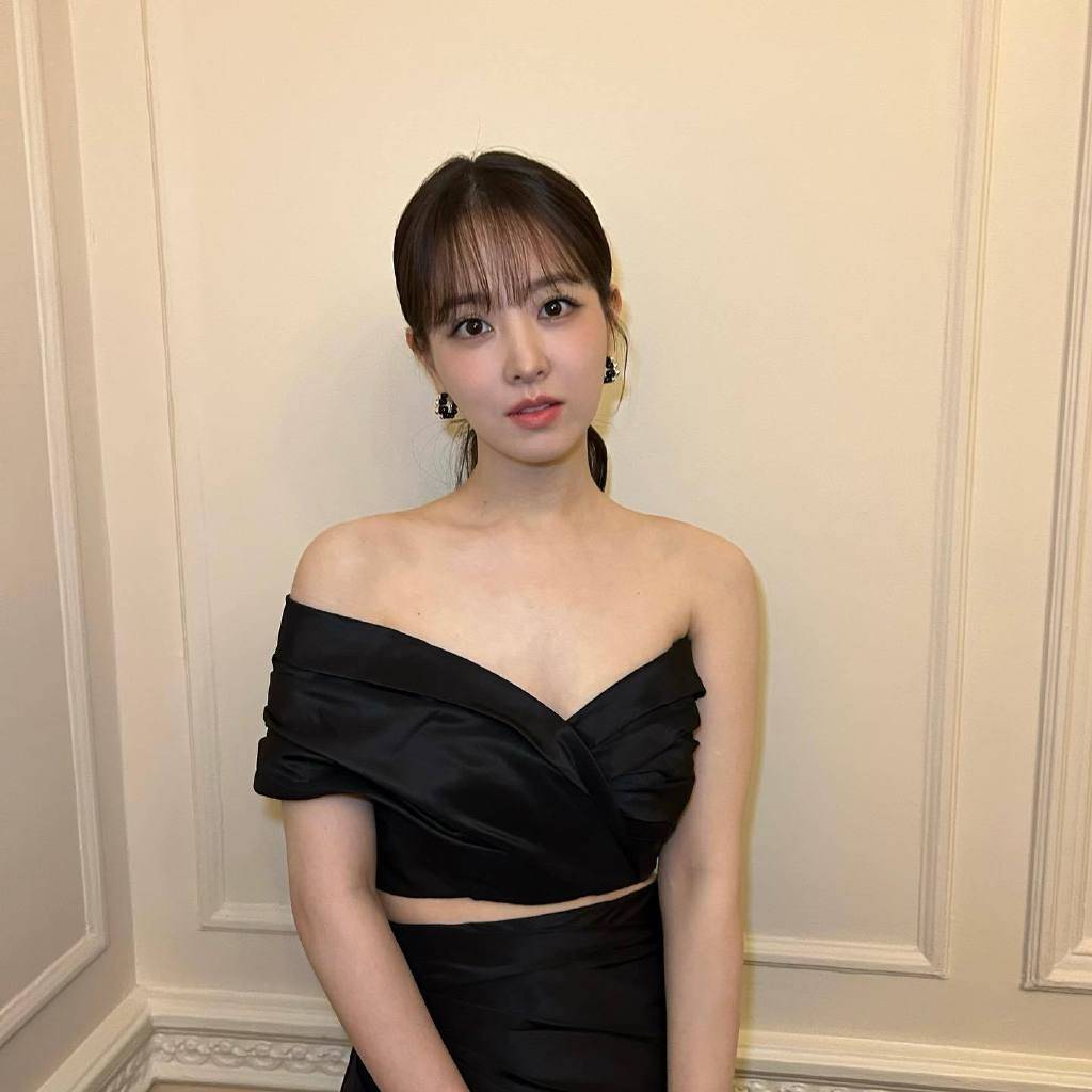 此外,11月1日,女演员朴宝英的造型师赵恩静通过自己的社交账号发布了