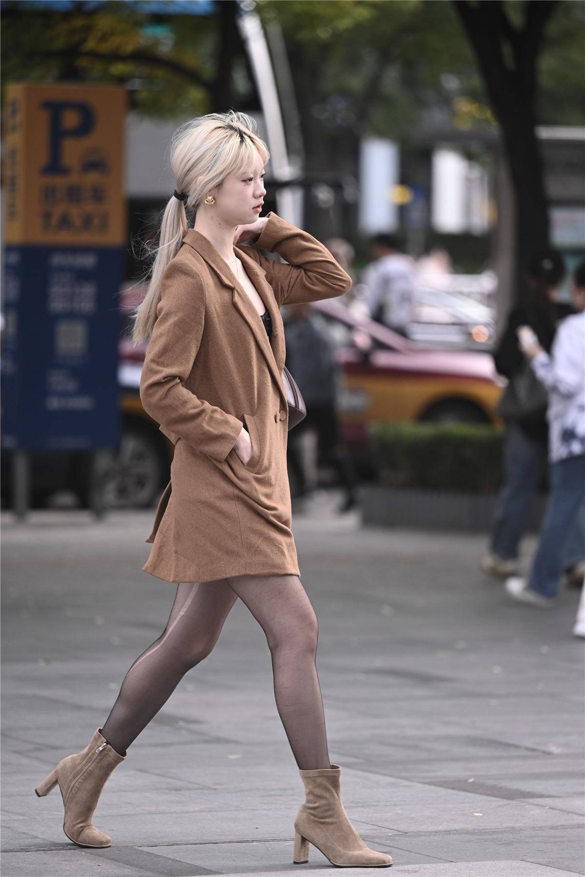 秋冬季节可以搭配丝袜,穿出精致不难,也更有女人味一些