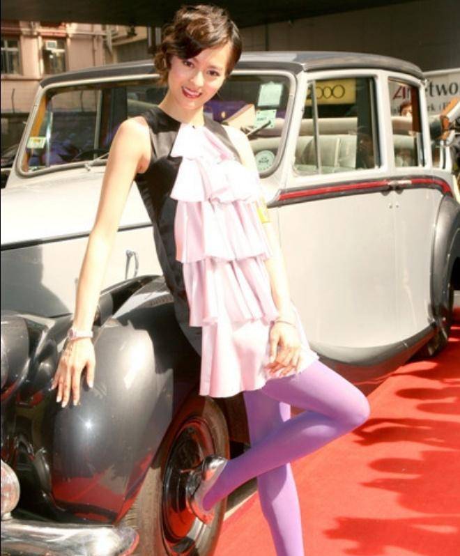 梁咏琪花样越来越多,紫色裤袜搭配蛋糕裙尽显超模风范!