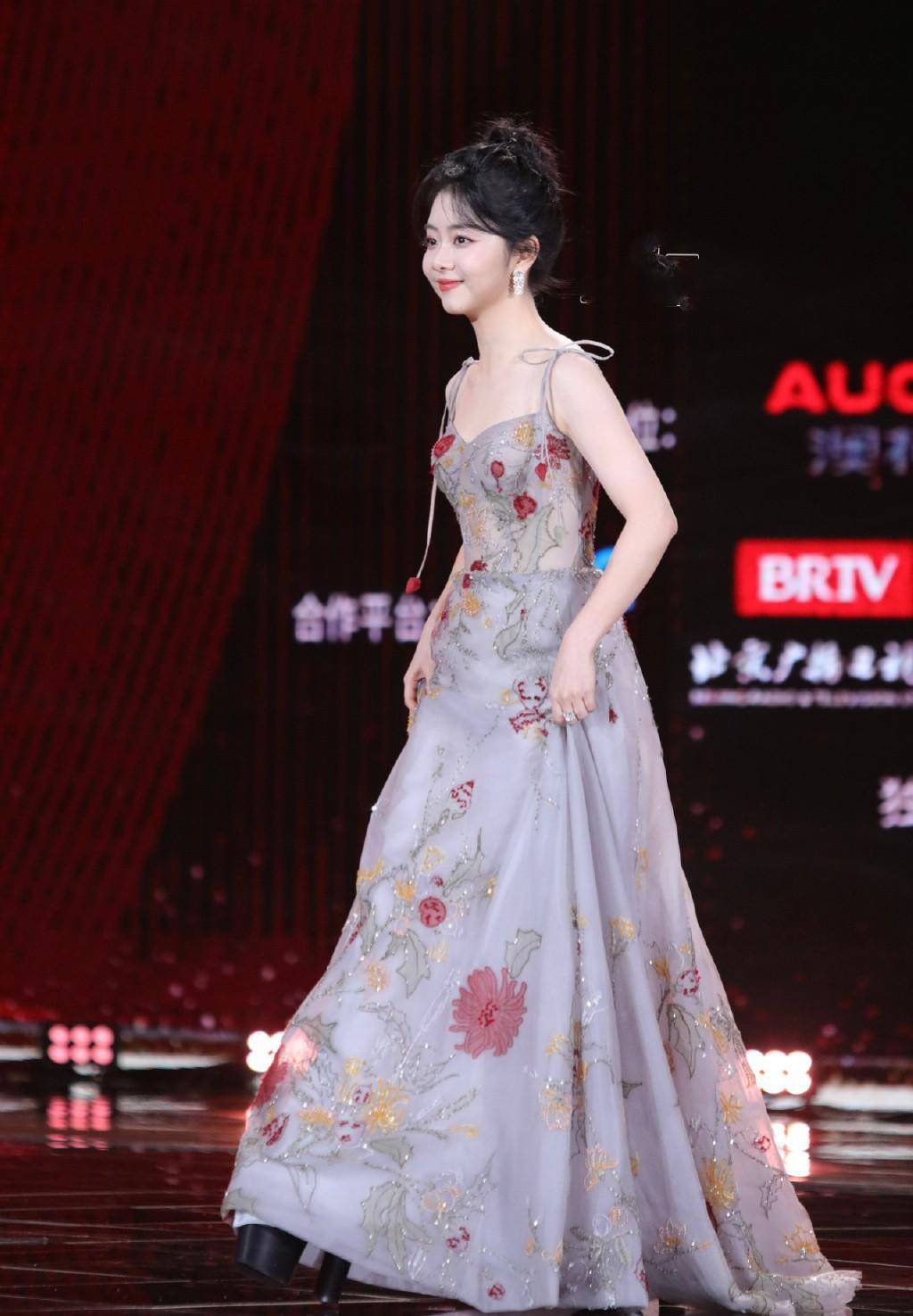 谭松韵红毯造型又出圈,烟灰刺绣长裙时尚优雅,油画中走出的仙子_明星