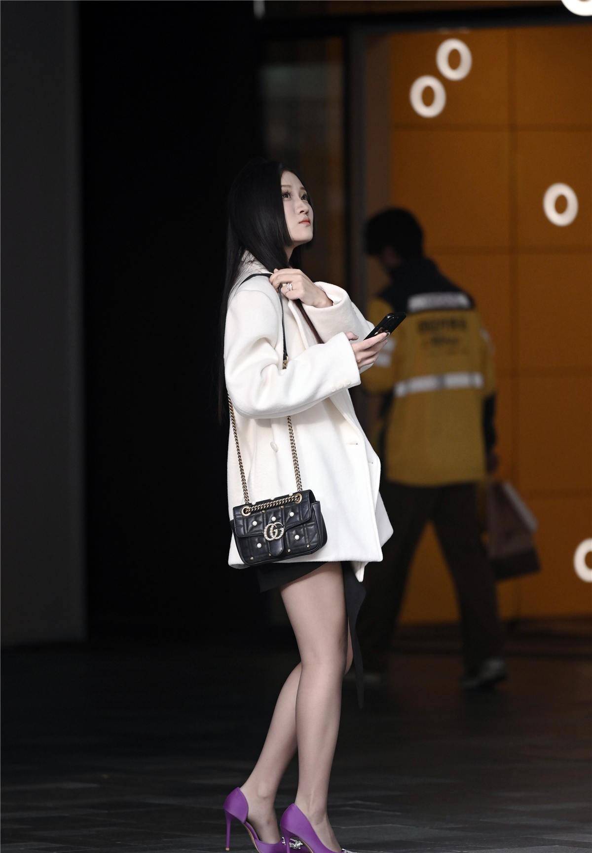 经典的尖头细高跟鞋在秋冬季节依然被很多美女穿着,看起来又好看又