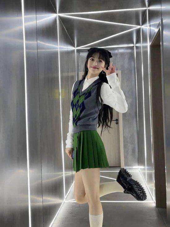 秋季叠搭最实用 和甜妹田曦薇来学背心马甲搭配_感觉_衬衫_一身