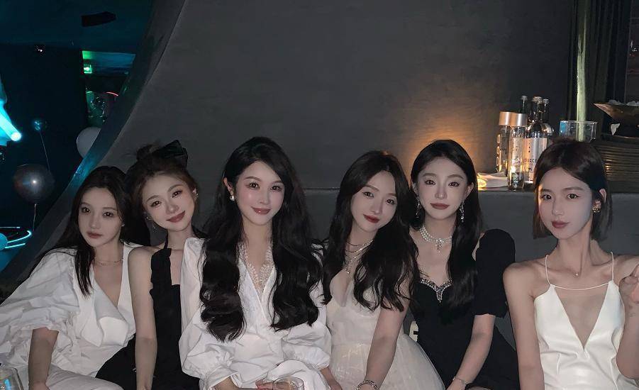 王思聪女友晒闺蜜合照,6人共用一张脸,网友:傻傻分不清_慎婕_照片