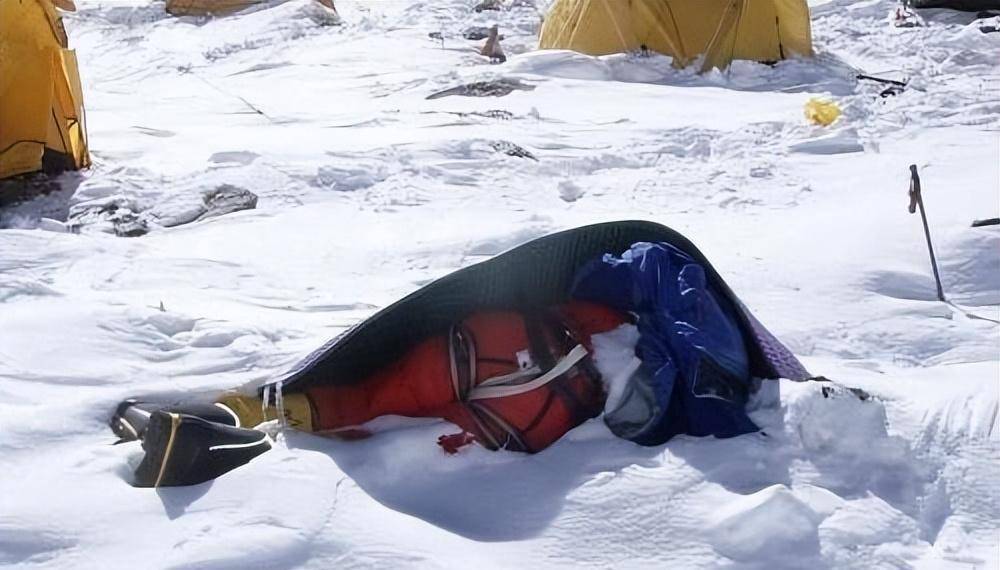 遇难20年成地标标识,因两个原因无人敢搬_登山_帕尔乔_靴子