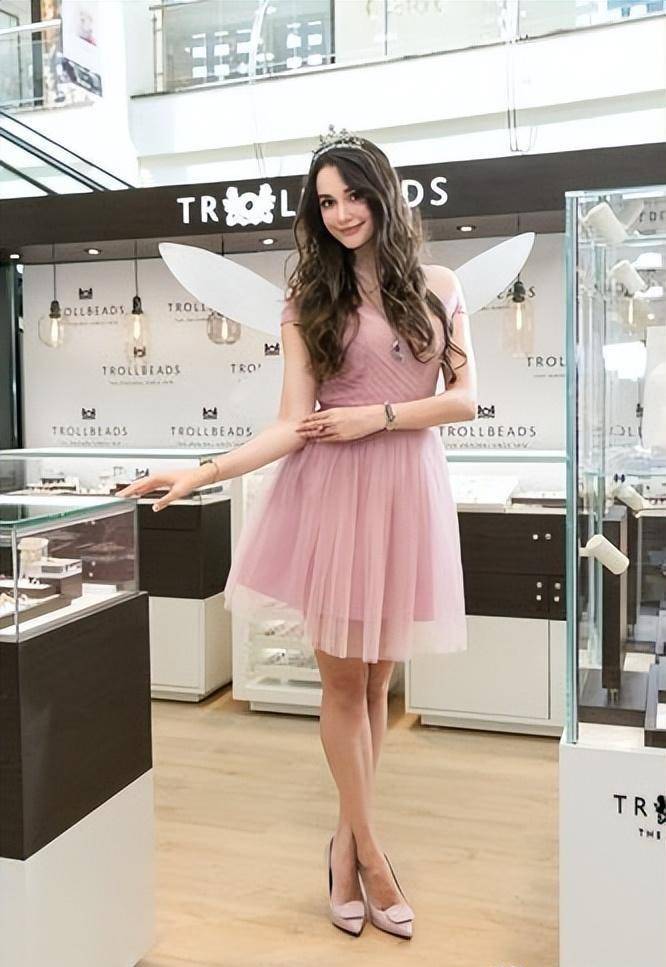 国外冠军:瑞莎为爱放弃身份嫁到我们,37岁生二胎仍似少女_mike_富豪