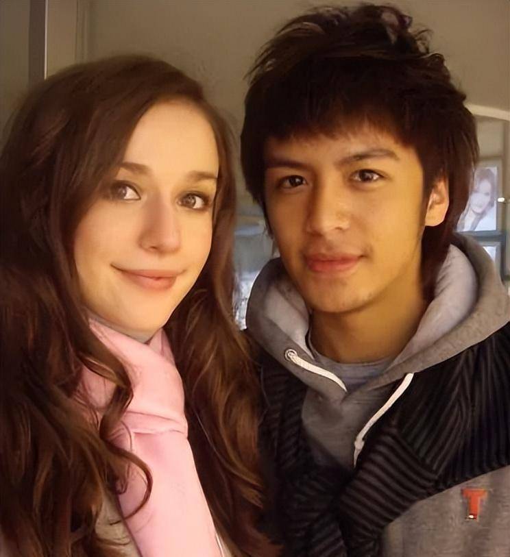 他的父亲是当地有名的商人,家庭背景并不是一般的富裕.