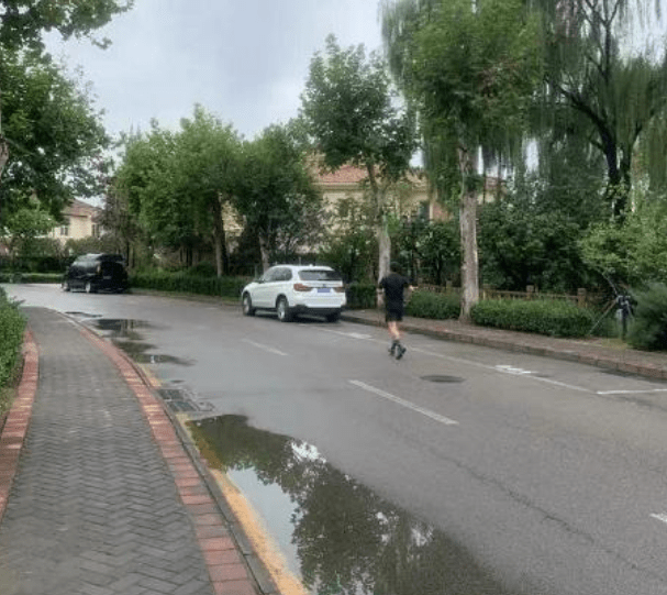 黄磊小区跑步被偶遇,真人被赞一点都不胖,像三十出头的精神小伙_网友