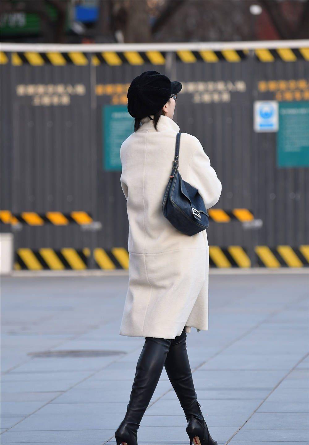 紧身牛仔裤配靴子是很多美女都喜欢的暖冬造型