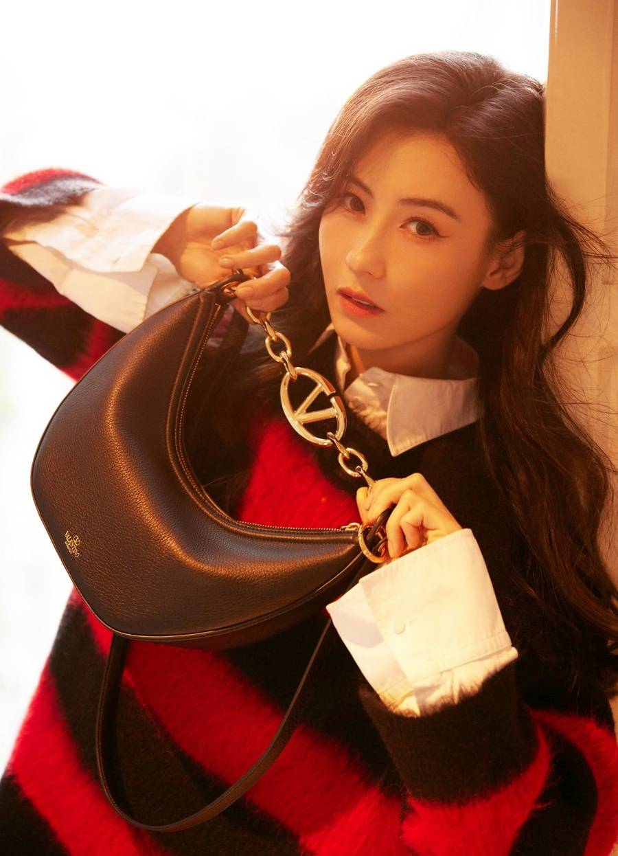 张柏芝最新松弛感造型释出 对镜比耶尽显活力好状态_经典_背景_海岸