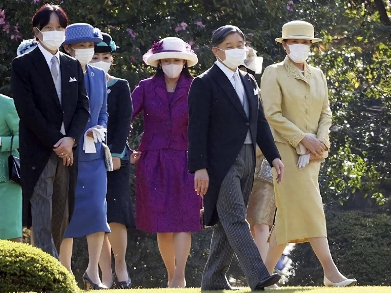 雅子皇后一身嫩黄套装好美,纪子妃蓝裙抢了风头_天皇_帽子_显得