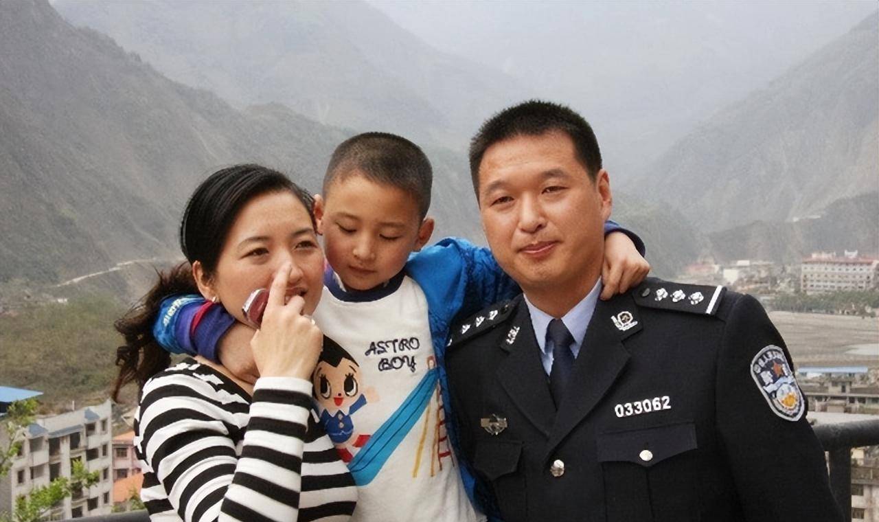 的"敬礼娃娃"郎铮:3岁年纪高举稚嫩小手,近况如何_吴晓红_儿子_杨卫华