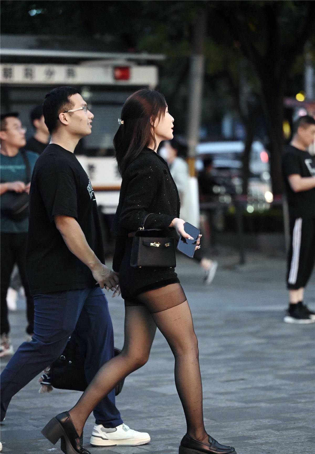 穿黑色的袜子,也能显出精致的样子,可以搭配高跟鞋和平底鞋_美女_款式