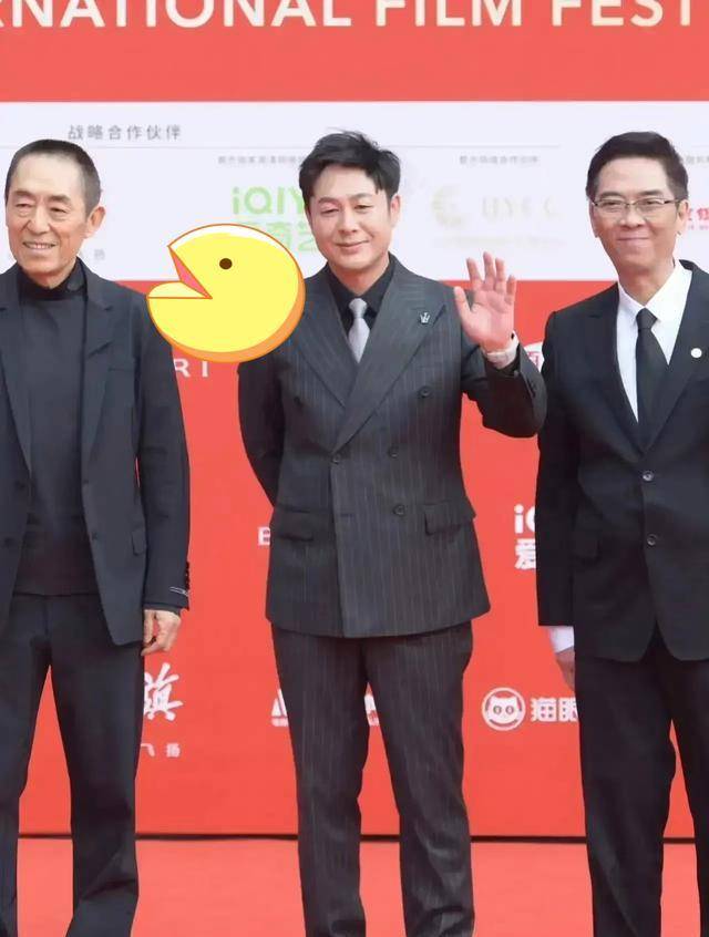 这张照片是张颂文和张艺谋.这两个人看起来身高一样吗?