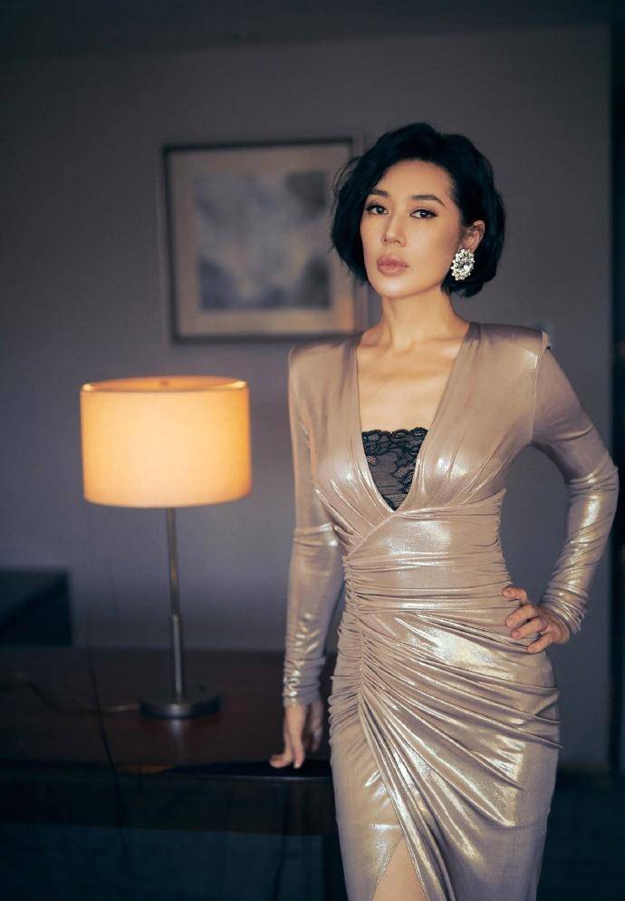 余男小编:她身穿金色高领连衣裙,展现出曼妙的身材和优雅的气质,成为