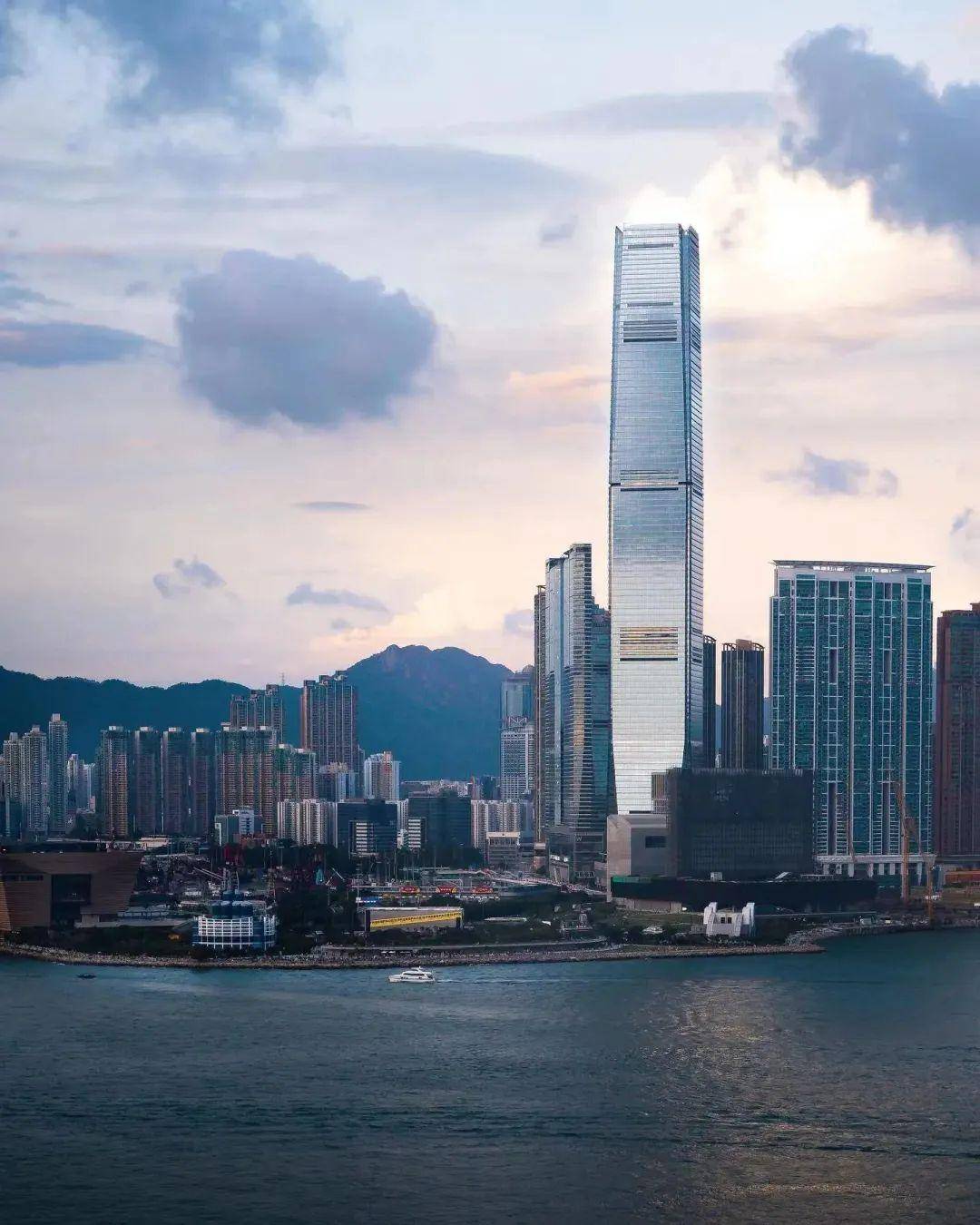 是目前香港最高的室内观景台,位于全港最高建筑物环球贸易广场(icc)的