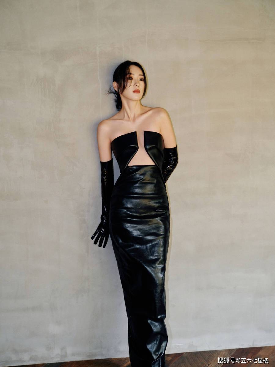 童瑶紧身抹胸黑皮裙 高开叉大红裙组图,非常辣眼睛!_照片_人们_时尚