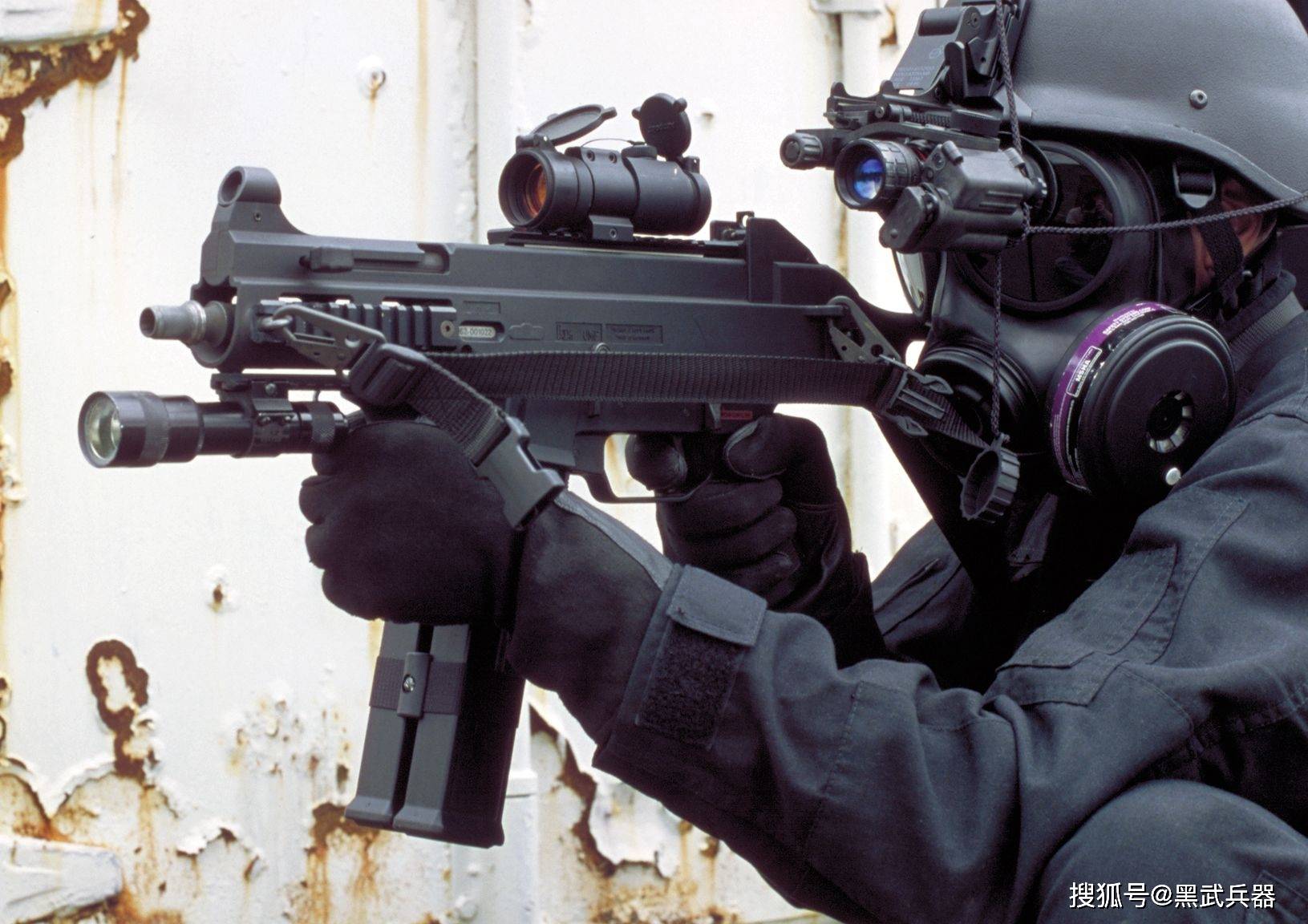heckler & koch mp5a3采用反冲动作系统,具有选择性射击功能,使用标准