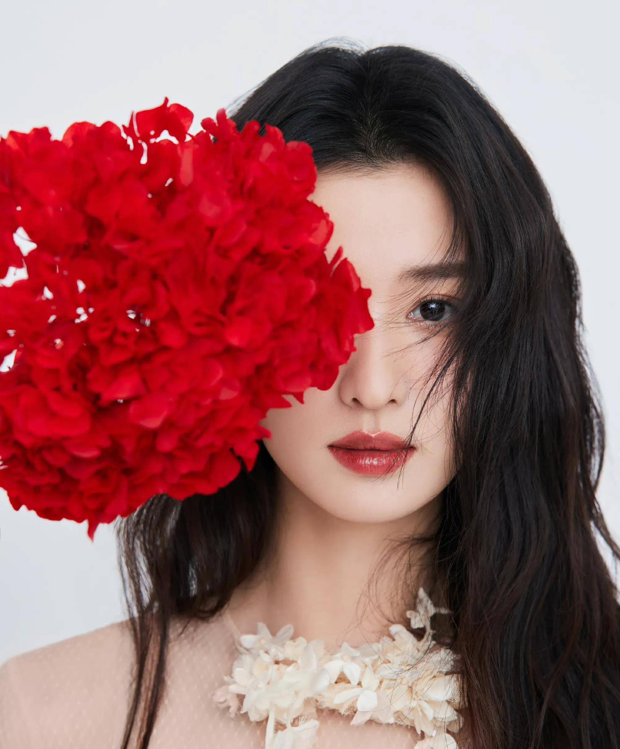 王楚然嗮照庆生,与红花相伴,展现自身带有的美感