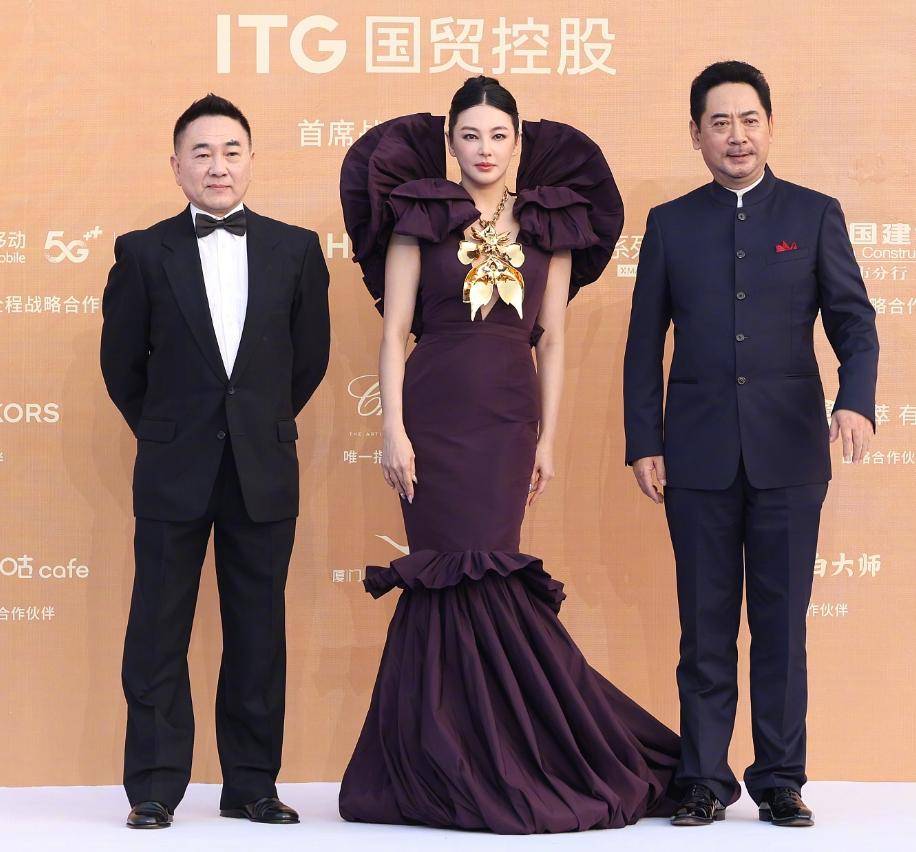 金鸡奖红毯:袁泉气质独特,刘德华雅痞吸睛,周冬雨有影后风采_西装