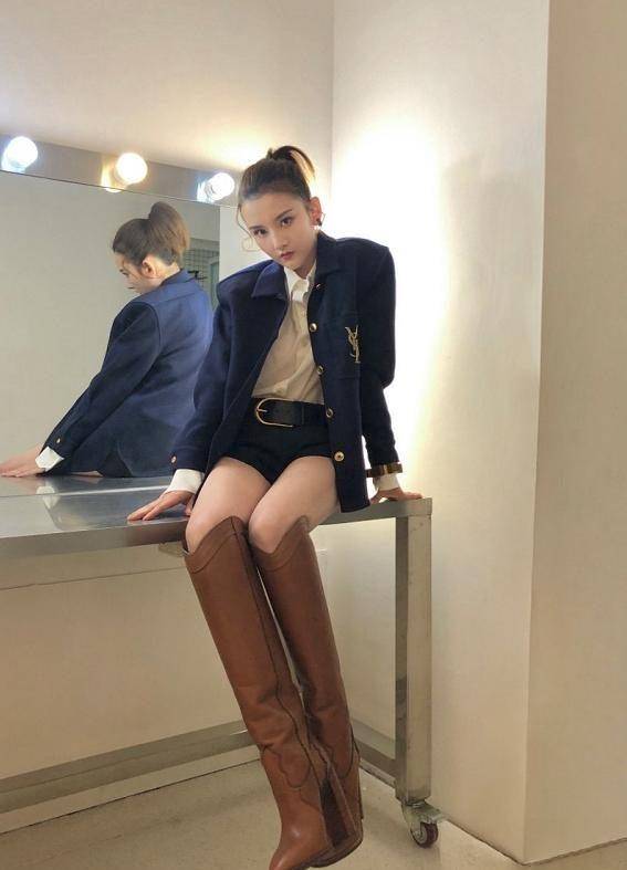 宋祖儿为证明自己腿长太拼,直接穿过膝长靴,谁是女星中腿最细的_显得