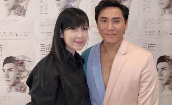 周慧敏最近发了一张和黄凯芹的最新合照,其实在这次演唱会合照之前