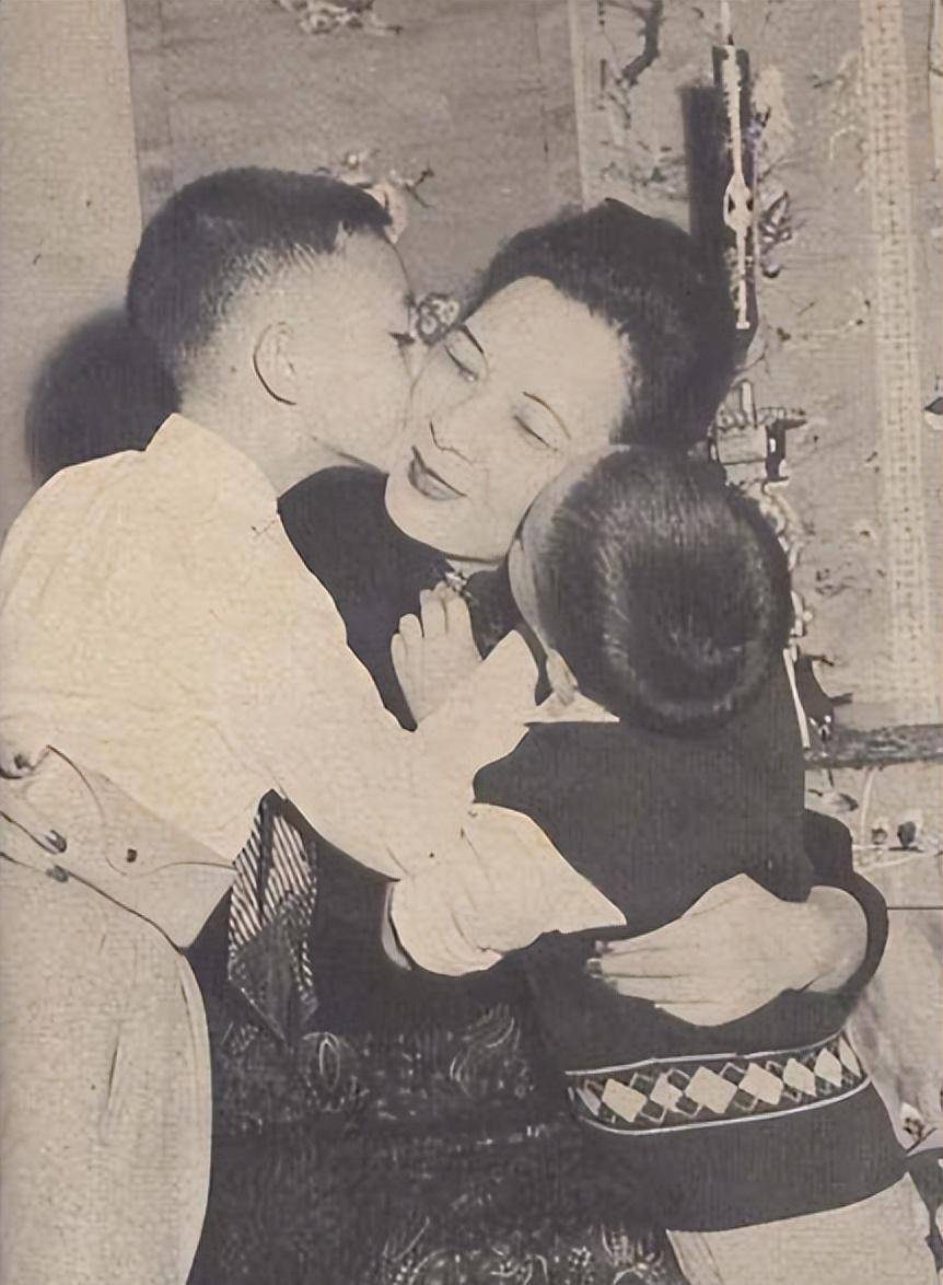 1989年,蒋孝勇举家移民加拿大,宋美龄嘱咐:要牢记你