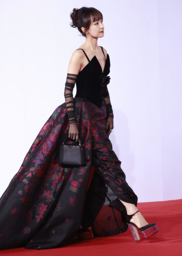 2023红毯众女星比美大秀事业线,热巴被赞像女帝,杨紫被批像丫鬟_一身